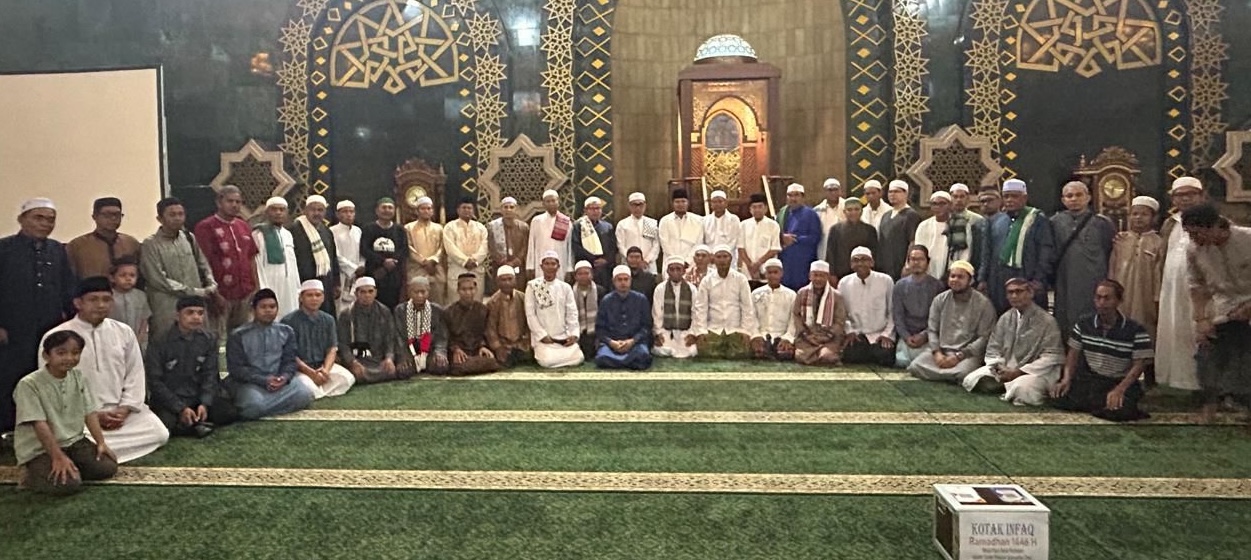 Gubernur Kaltim Rudy Mas'ud bersama jamaah salat subuh di Masjid Islamic Center Samarinda, Minggu (2/3/2025).